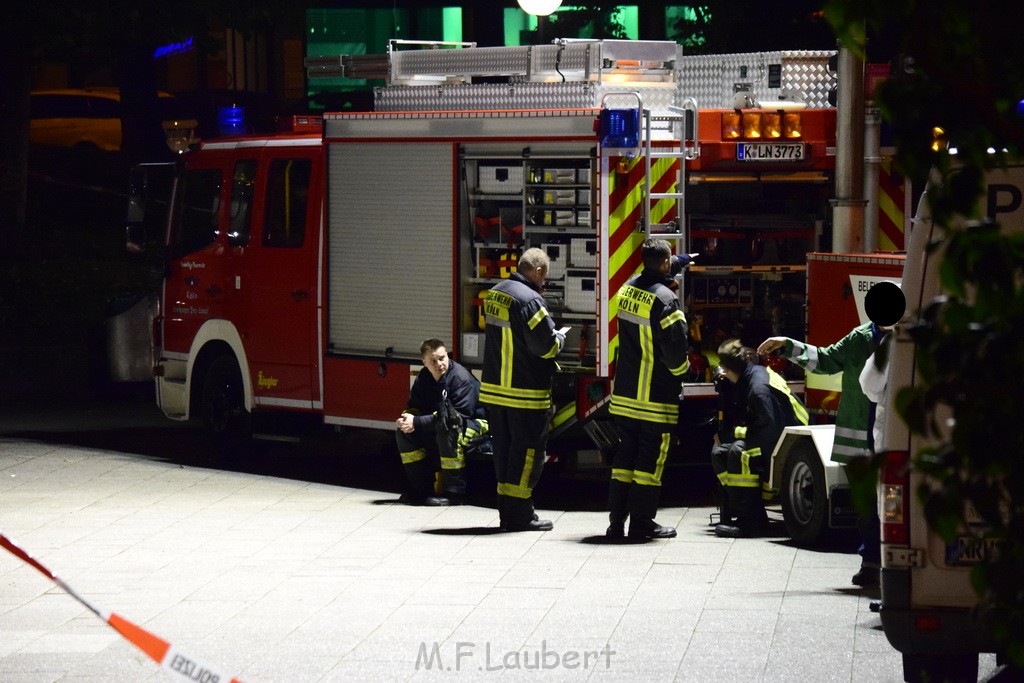 Einsatz BF Messerstecherei Koeln Neustadt Nord Eberplatz Platzmitte P066.JPG - Miklos Laubert